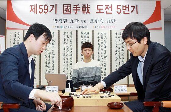 【在线棋谱】朴廷桓零封赵汉乘卫冕国手战 五天夺得两大冠