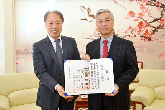 中国驻韩大使被授业余5段证书 让子棋曾赢曹薰铉