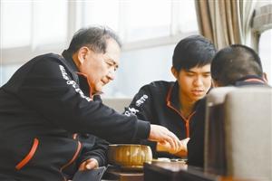 深圳围棋开拓者俞小屏 启蒙世界冠军周睿羊
