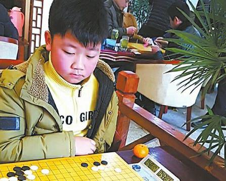 南充民间围棋争霸赛 10岁冲段少年全胜“封王”