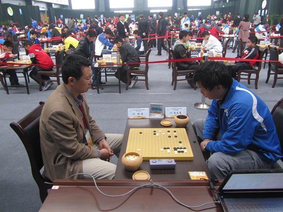 佟云亮相《谁是棋王》 教书育人感悟随性人生