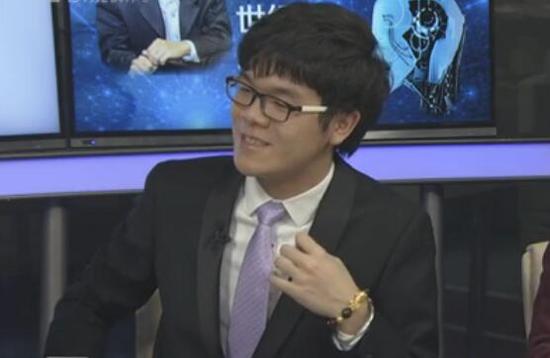柯洁一身正装致敬阿尔法 李世石若负他是最后希望