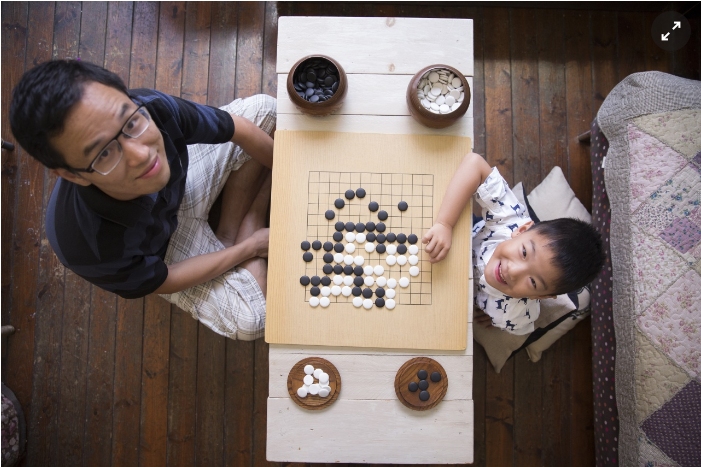 父子齐学围棋 享受棋盘上的亲子时光